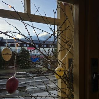 JE TO VEĽKÉ 🐰 Cítime to všade, jar je tu. Žijeme ňou. Príď načerpať pozitívnu energiu počas sviatkov do VinoHLADu. Okrem...